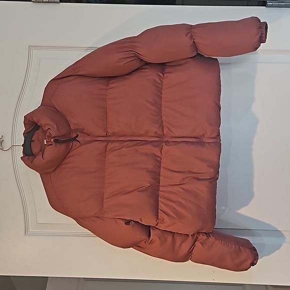 Fabletics Wander Cropped Puffer Jacket Cherry Mocha Adjustable Womens Medium - Picture 4 of 16